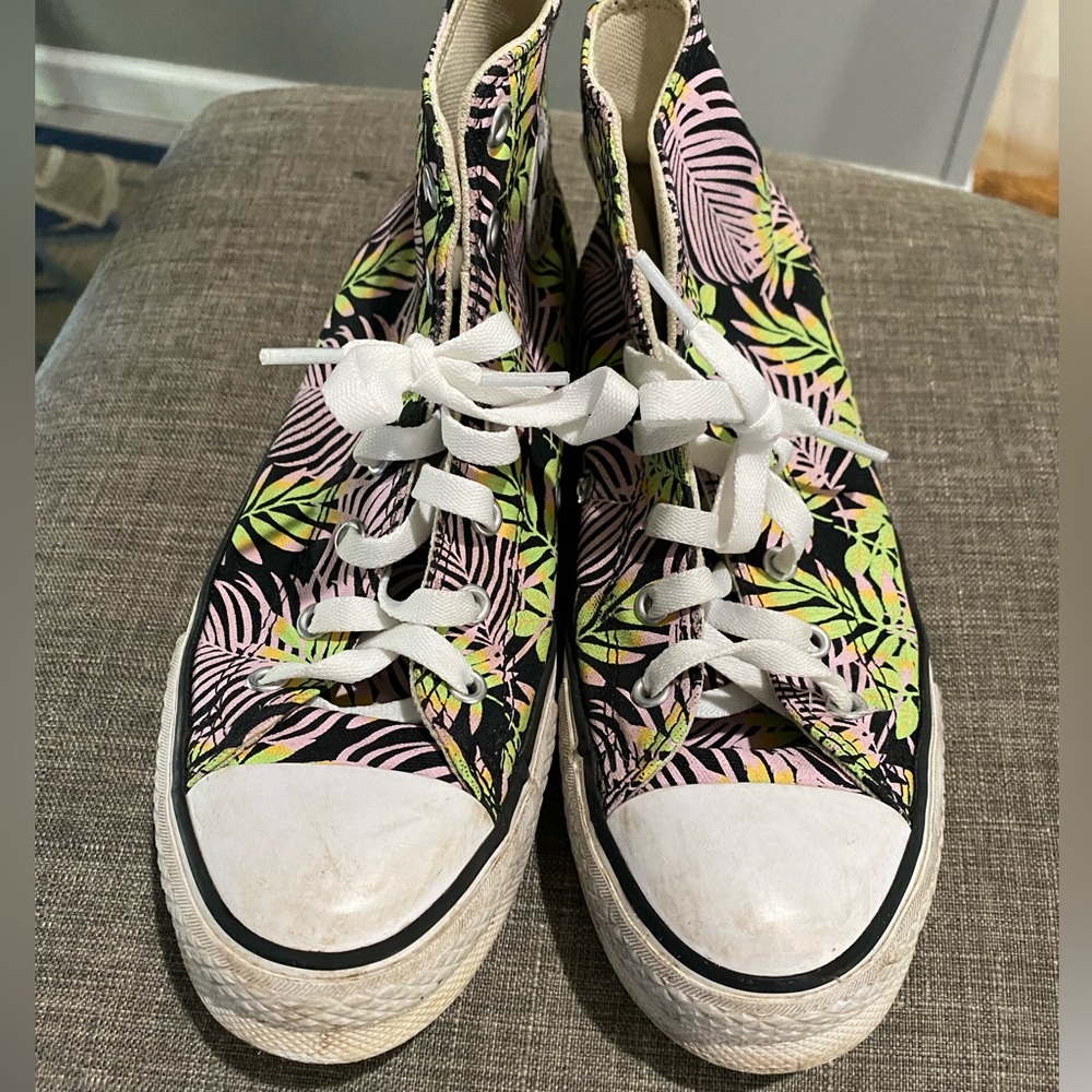Kids size 5 tropical converse high top shoes